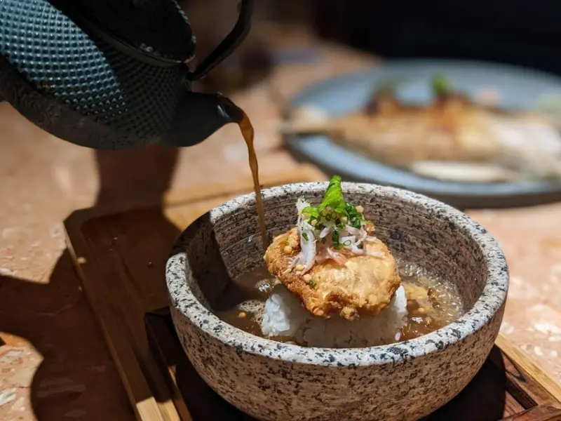 輪輪1976和食茶酒駅｜全台首創列車用餐體驗沉浸式日式料理！信義區全新旗艦店閃耀登場！最復古摩登的茶酒餐旅！信義餐酒館推薦、信義日本料理推薦 - 佛系旅遊筆記