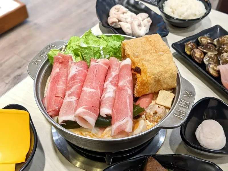 六扇門時尚湯鍋｜暖冬新品最佳選擇！香濃的椒心濃奶鍋！又濃又奶的溫和辣鍋！一鍋入魂讓你吃得欲罷不能！火鍋和姊妹，紓壓的標配！麻辣小火鍋推薦、麻辣個人鍋物推薦、麻辣鍋物推薦、蘆洲火鍋推薦