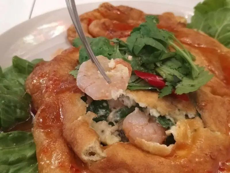 經過新天地絕不能錯過的泰料｜單點套餐都豐富｜被靠窗的高腳位吸引｜抬頭可見植栽裝飾和美美的燈飾｜泰椰泰式料理