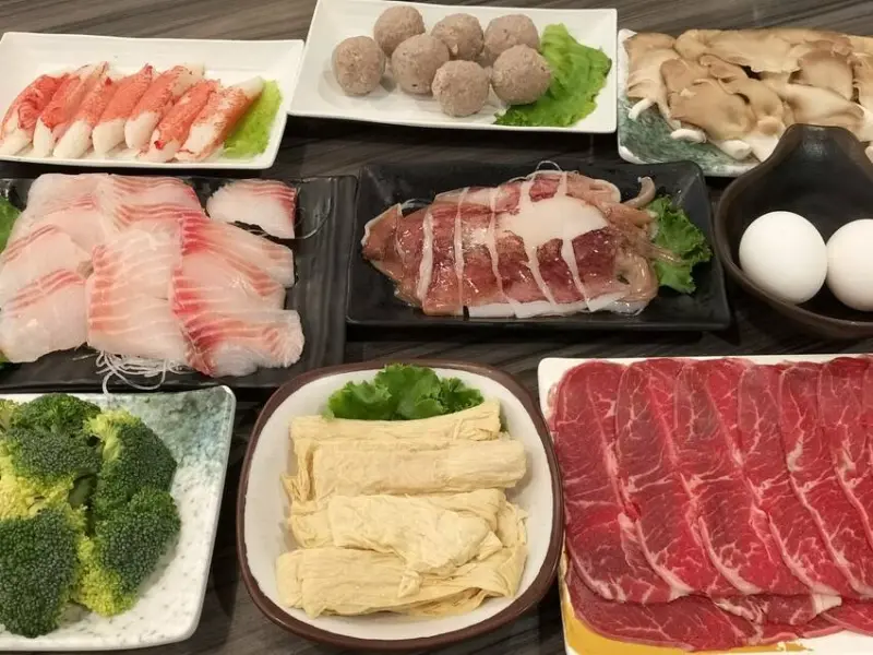 加了埔里鈕釦菇、乾魷魚、洋蔥下去爆炒開鍋｜湯頭和香氣更足更甜｜老台南人都知道｜韓城石頭火鍋