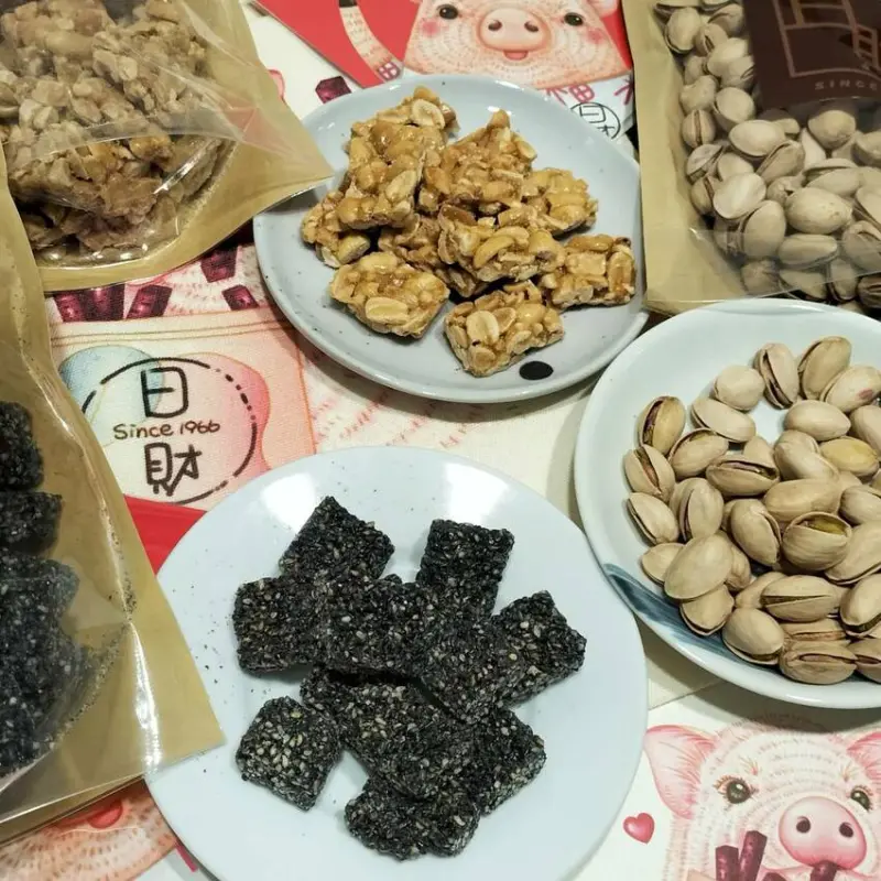 日財年節限定版｜開心果｜手工花生糖 ｜手工芝麻糖｜這幾款通通都是全家人過年最愛吃的｜目前只要下單就送豬福滿滿春聯｜日財食品
