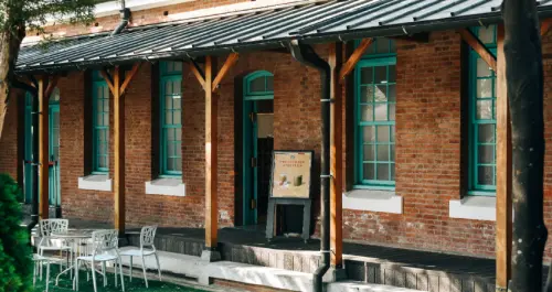 台南人第二杯半價！南台灣首間「古蹟星巴克」刷新台南老宅咖啡廳排行，保留「紅磚瓦、藍窗花」打造台南最美星巴克。