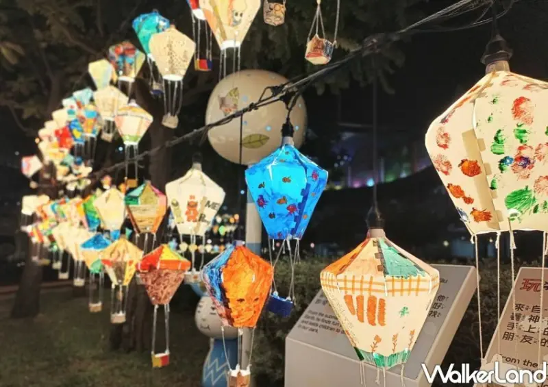 當夜幕低垂，園區內盞盞充滿原民風情的臺東熱氣球開始閃爍燈光