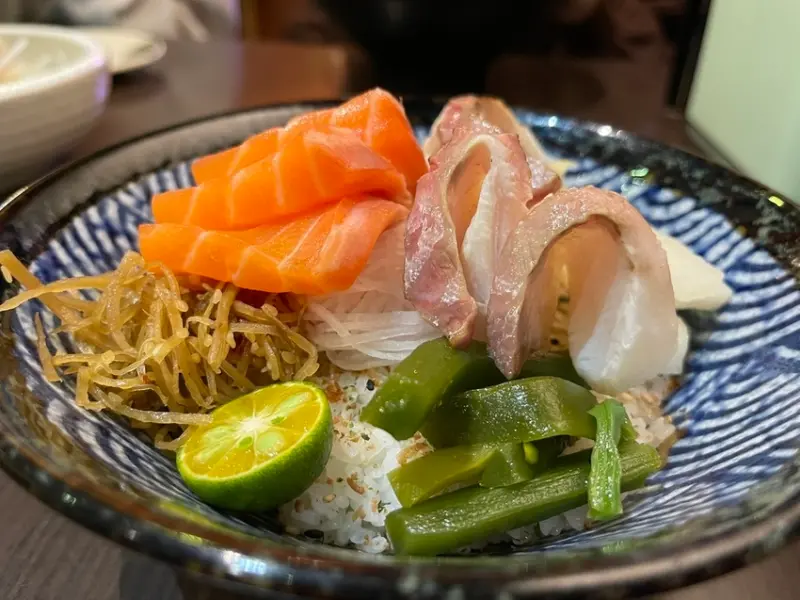 【台北中山美食】2023松江南京東嘉祥丼飯，平價美味丼飯生魚片，最不日式的日式料理店