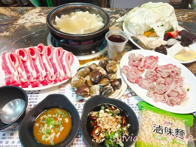 鍋士無雙，本體是醬料的石頭火鍋