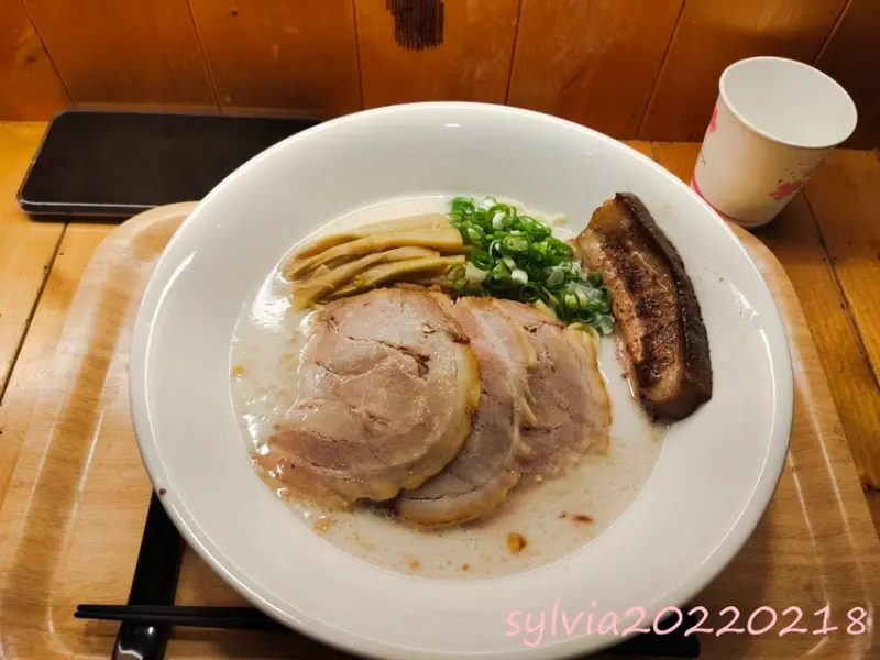 三重日和家，黃金焦蒜叉燒拉麵