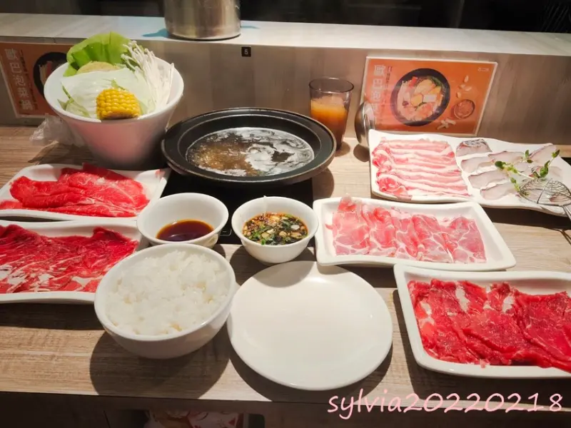 石二鍋，本體是冰沙的火鍋店。