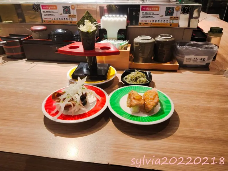 海壽司，中高單價迴轉壽司。