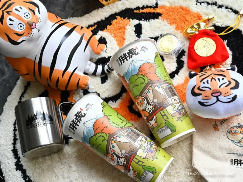 鬍子茶 Who’s Tea｜台中人氣手搖飲聯名超人氣插畫「我不是胖虎」，多款加購聯名商品限量開賣～