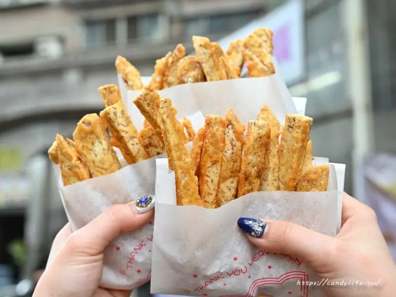 小胖稻草芋頭｜芋頭控快筆記！洗版IG芋頭條在這裡，現切現炸芋頭條，平均一根只要3元！