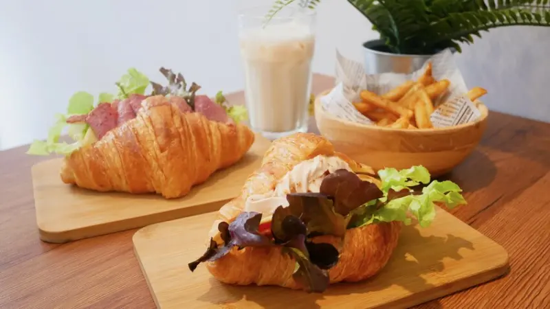 恰吉可頌-台中南區寵物友善早午餐廳，提供可頌/貝果/燕麥沙拉碗/咖啡飲品(☞ﾟヮﾟ)☞ 店狗仔仔親人又可愛!