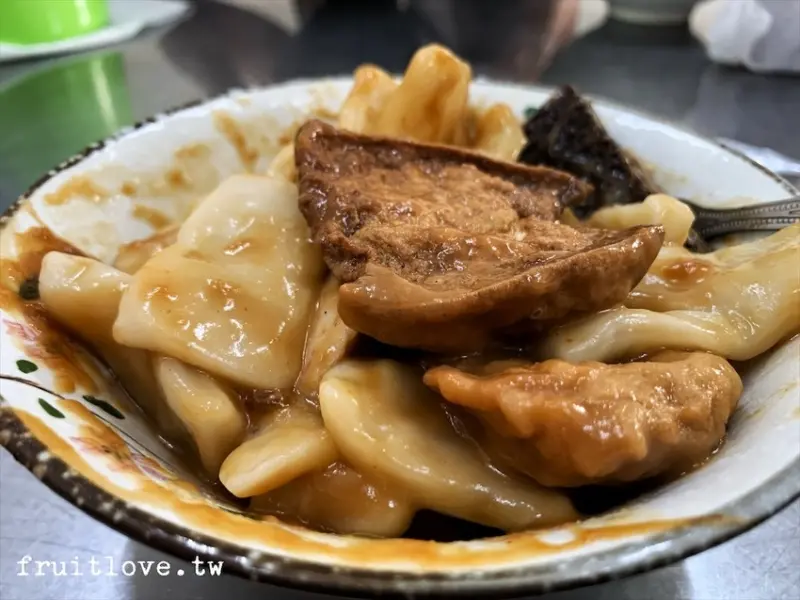 甜不辣特製醬料很濃郁，內用還可以免費續湯，可以單點也可以搭配主食