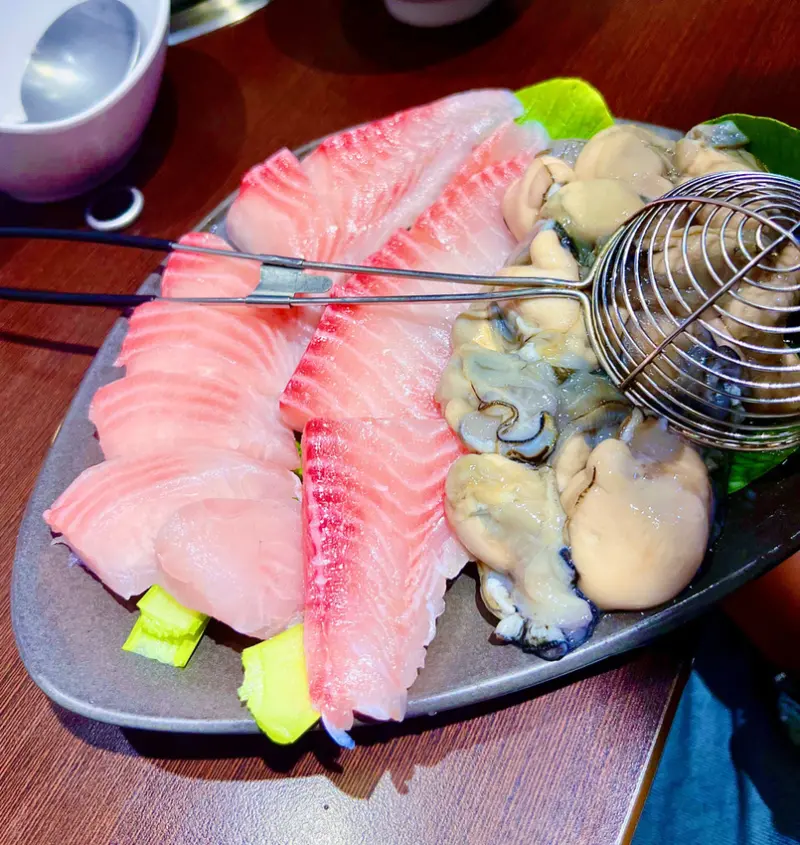 [台北火鍋]板橋新埔站「大方火鍋 板橋民族店 」鍋如其名的大方超值火鍋/料多味美的平價火鍋/打卡就送肉或蛤蜊/附菜單