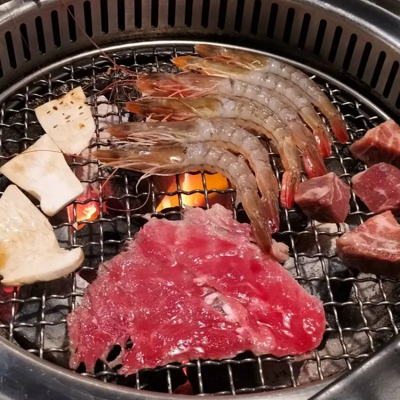 喜歡燒肉的你｜這家儘管放心來｜就是要坐著慢慢烤｜慢慢吃｜慢慢聊｜服務快餐點鮮CP高｜台南燒肉工廠