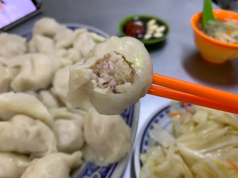 【台北中正美食】南機場夜市秀昌水餃，韭菜水餃每天下午1點起限時供應，皮薄餡多就是好吃！