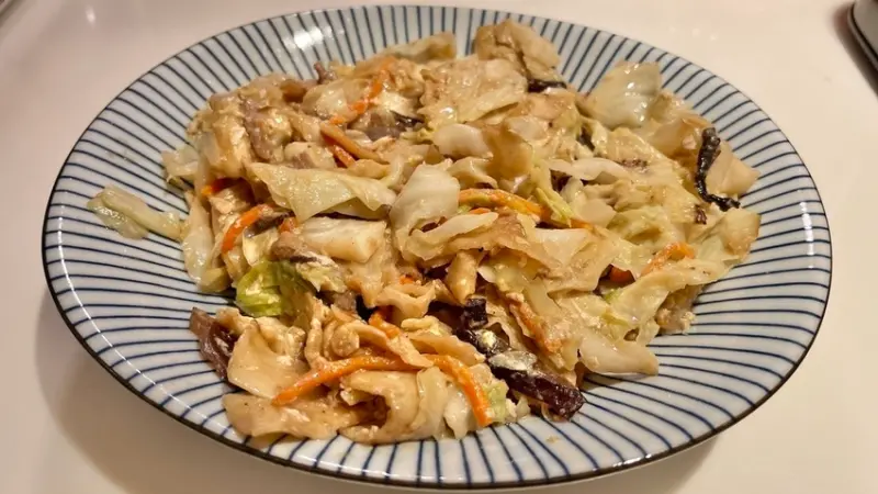 【台北中正美食】阿亮餃子館，南機場夜市3大餃子名店，還有眷村炒餅跟炒年糕，濕潤口感好入味