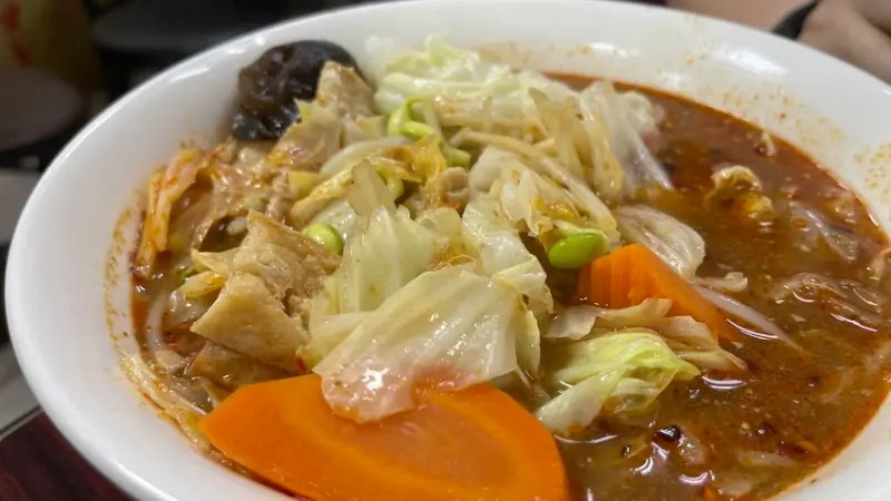 【台北中山美食】錦州街萬順山東水餃麻辣燙，100元吃到臉盆大的麻辣燙，菜好多帶有麻醬與花椒香