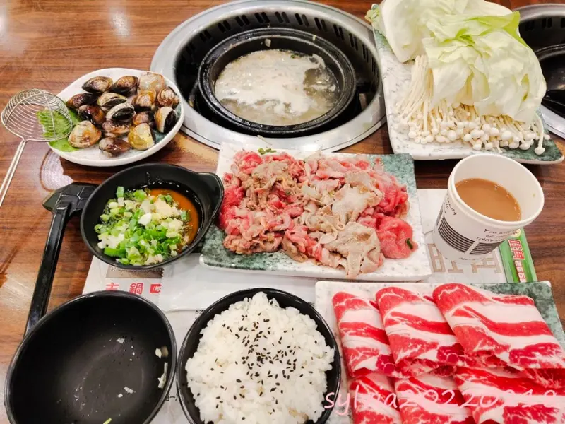 旺角，本體也是醬料的石頭火鍋