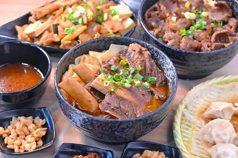 台中牛肉麵搬家新開幕 浮誇大肉量牛肉麵/巨大肋排麵最搶手 古早味豆花吃到飽_麵家二眷台中店