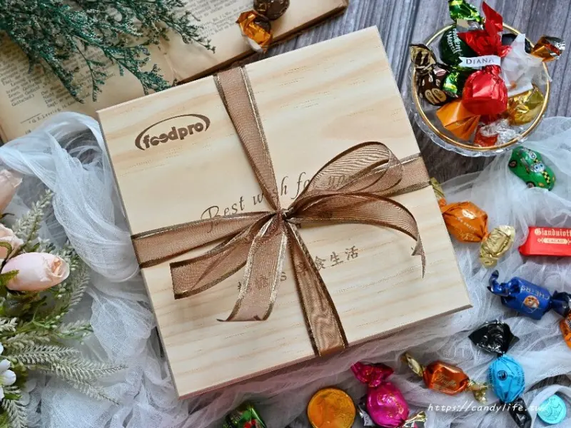 情人節送禮首選，foodpro萬國巧克力禮盒，集結歐洲各國風味巧克力，還有客製化專屬木盒，，獨家限量100盒，賣完就沒啦～