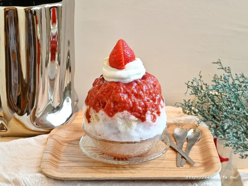 純愛氷菓室｜來自高雄的人氣冰品店搬至台中，無用餐時間限制，季節限定草莓醜冰必點～