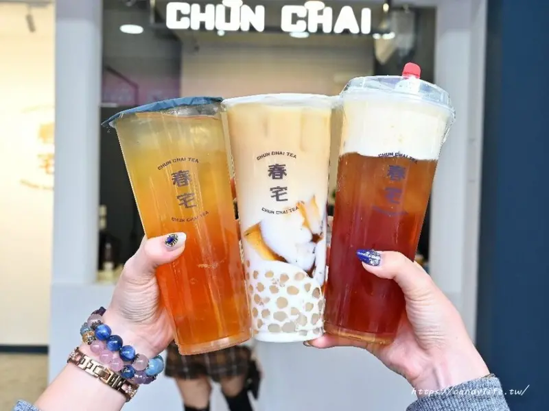 春宅｜台中勤美質感手搖飲料，裝潢質感好拍，招牌堤亞青檸必點！激推翡翠茶凍也超好吃～