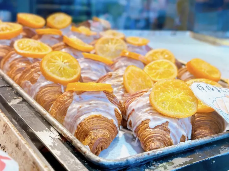 台灣蕃薯之丘の味 扛棒掛著蕃薯專賣店 但客人搶的是可頌 創新口味買五送一 CP值超高！