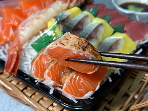 隱藏在市場裡的排隊美食 新鮮甘甜CP值超高 生魚片控不能錯過！