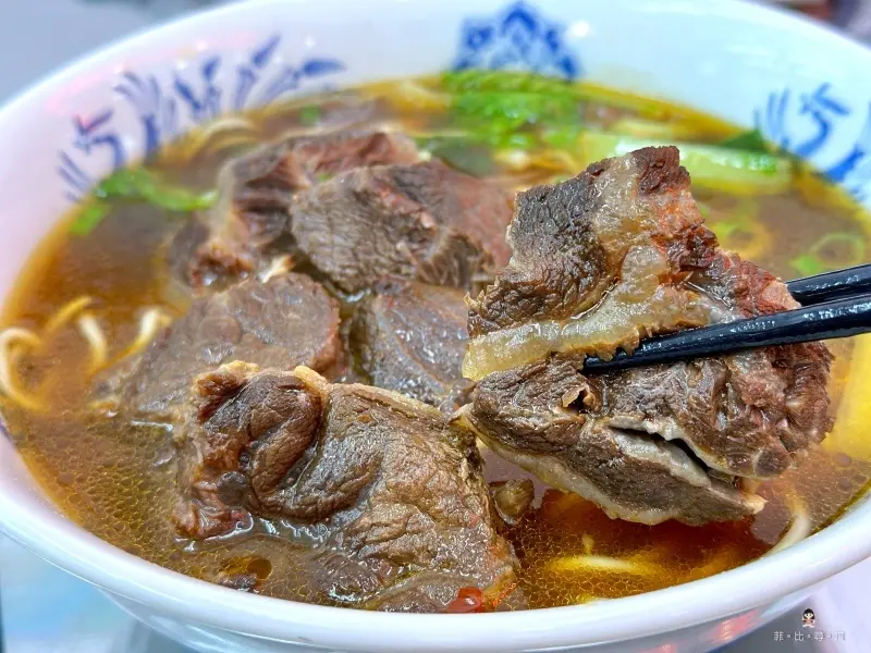 牛三寶只要145元 小菜10元起 內用還可以紅茶、豆漿無限暢飲！