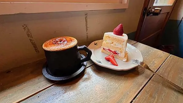 台北捷運行天宮站  疍宅 Egghost