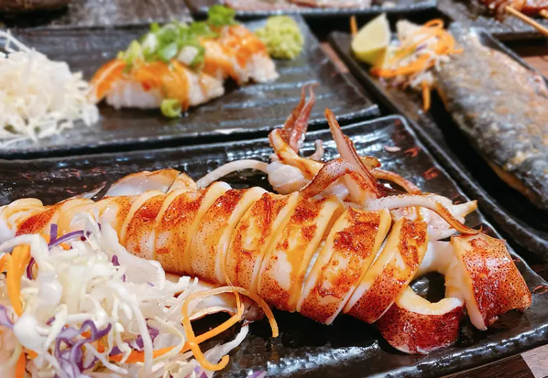 新莊串燒居酒屋推薦【鏊屋】串燒/壽司/酒場，樸實價格卻有星級日本料理好滋味，壽司、透抽等級超高，近丹鳳捷運站、輔大的新莊超推薦美食居酒屋