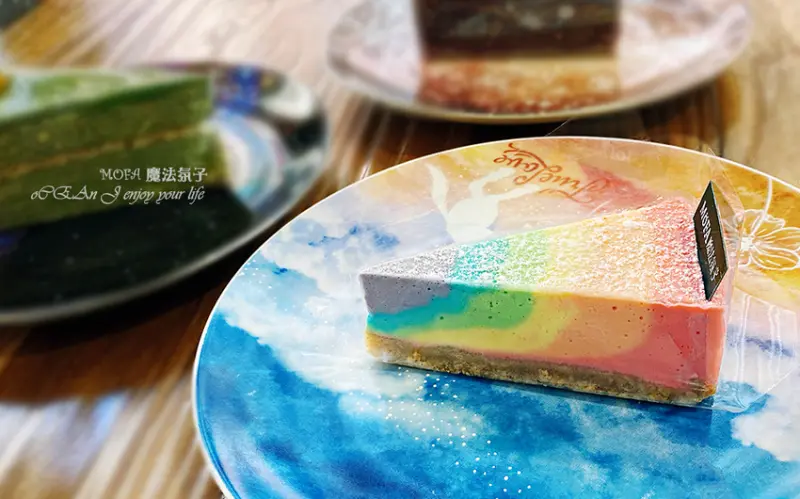 中壢甜點推薦│中壢千層蛋糕【MOFA 魔法氛子】比拳頭還厚的大甲芋頭千層+四種水果的綜合水果千層，還有好喝的古早味烏梅汁，約會聊天的桃園中壢網美店 (近中原大學、中原夜市)