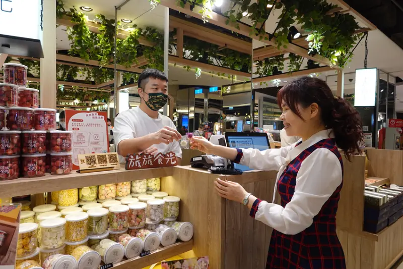 京站甜點禮盒-旅旅食光果乾、竊竊花語鐵盒餅乾，台北轉運站甜點禮盒，當季水果製作太空系輕果乾、手工餅乾，健康手作美味甜點