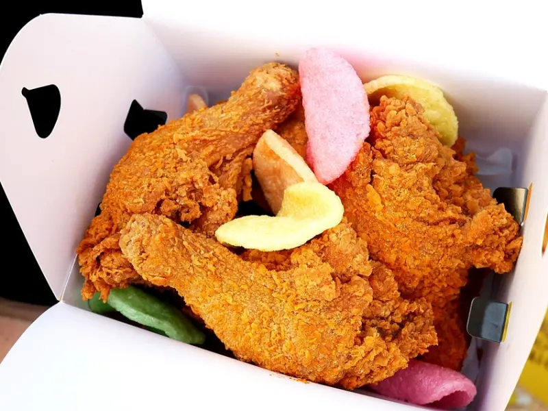 雲林人氣最高的炸物店，麵衣酥脆且肉嫩又多汁，撥開雞排肉汁滴不停，扯爆了-巧之脆炸雞