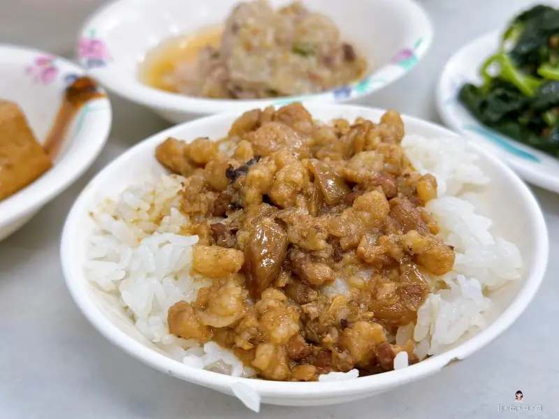 在地人激推的銅板美食 魯肉飯一碗15元 小菜10元起 CP值超高 小資族的幸福噪咖！