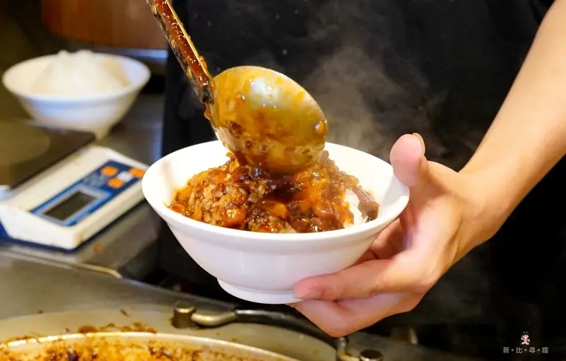大稻埕魯肉飯 飄香60年的黑金魯肉飯尬上蛋黃哥 簡直邪惡爆棚呀!