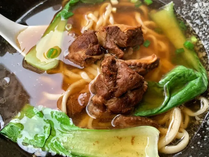 學區超值必吃的牛肉麵，內用免費續麵、續湯、續珍奶、續醃蘿蔔、續酸菜-台中南區美食