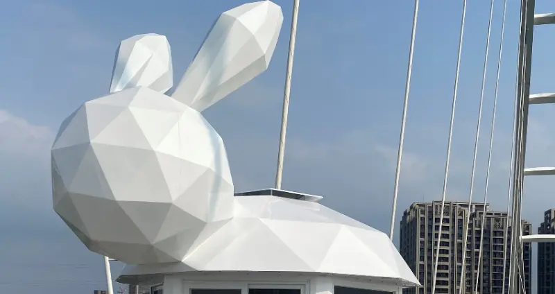 新莊人拍起來！最新打卡點「新月橋月兔」萌萌登場，拍完再衝「7間新莊廟街美食」新莊在地人從小吃到大。