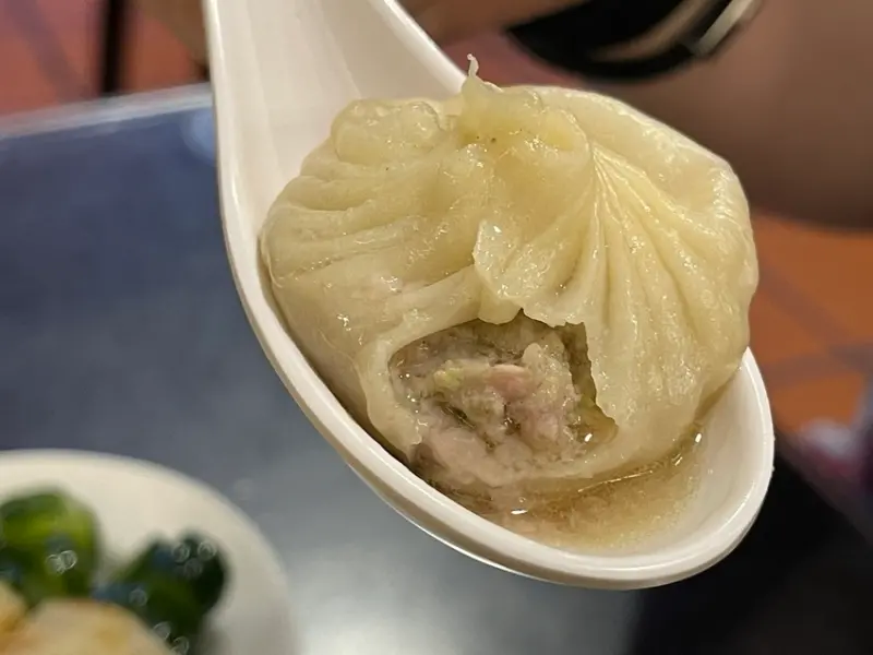 【台北大安美食】杭州小籠湯包，從路邊做到店面的30年老店，湯包爽口多汁，特別推薦蒸高麗菜