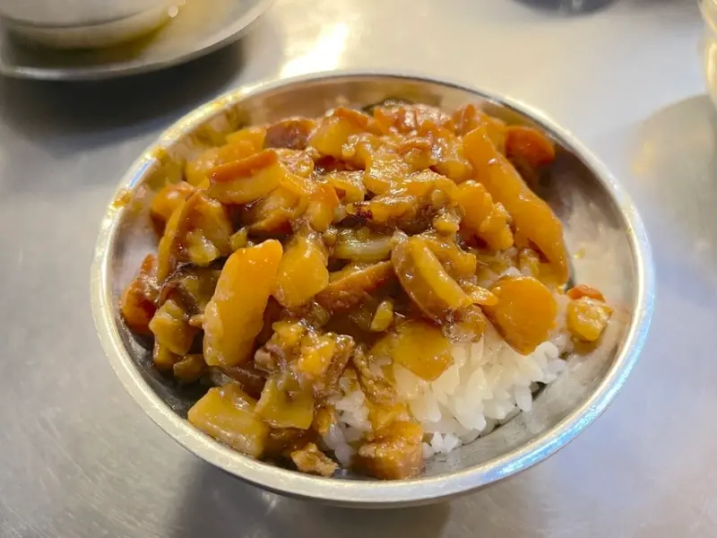 【南機場夜市美食】曉迪筒仔米糕，黑金滷汁超迷人，米飯控一定要朝聖，豬腳一份才70元實在太佛