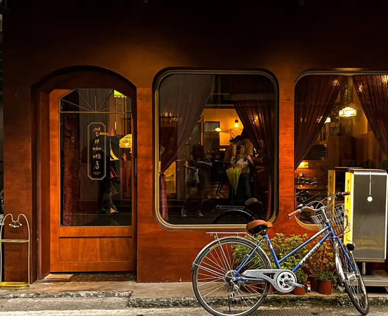 【台北．咖啡廳】『翌日咖啡廳』掉入上一個年代的復古咖啡廳