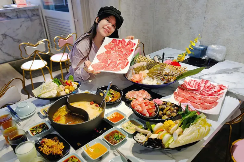 肉多多大變身，網路溫度計好感度，星等及聲量排行蟬聯兩年第一名.超意外，爆紅的石頭湯竟然在肉多多讓我吃到，難怪已經開了50家直營店|台北西門店