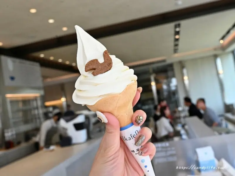 kafeD台中水湳旗艦店｜全台最美德式職人咖啡館就在台中！包浩斯風格結合專業咖啡及甜點工藝，還吃得到蜷尾家霜淇淋～