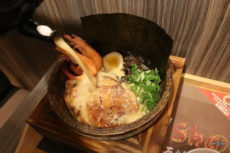 台南石燒火山拉麵／不用出國一秒到日本／300℃高溫石鍋保溫／真材食料熬高湯／用餐時段必客滿／連外國人都愛吃／內用免費加麵一次