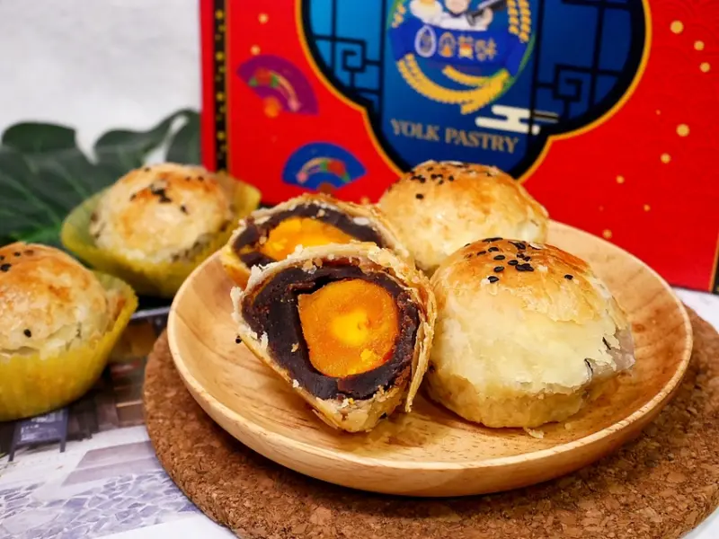 員林人氣蛋黃酥，皮薄且內餡飽滿，自家醃漬的鹹蛋黃就是新鮮，搭配不甜膩的紅豆泥超涮嘴-米香伯蛋黃酥