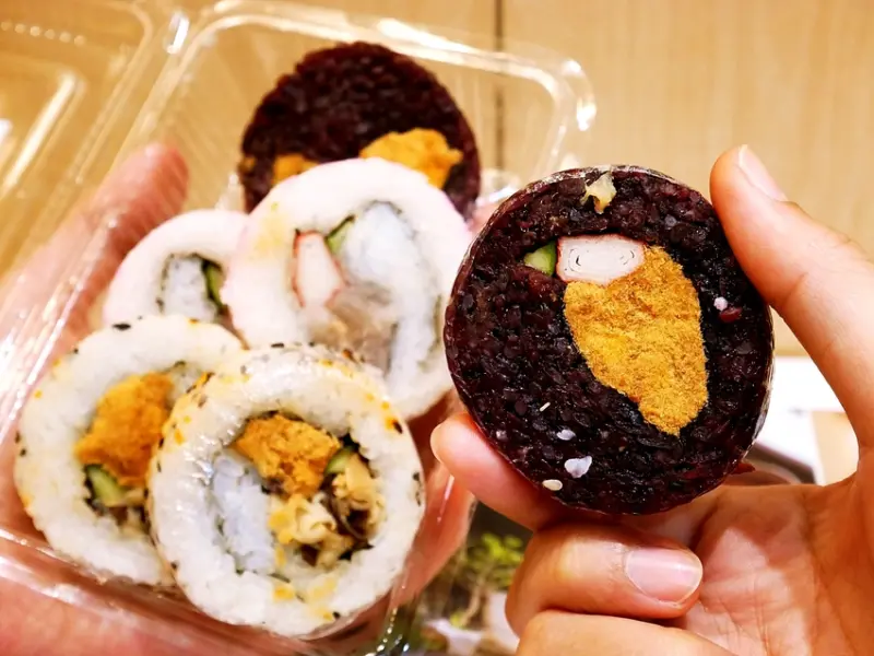 雲林人氣壽司推薦，價格超平價多拿幾盒也不心疼，巨無霸花壽司和炙燒厚切乳酪壽司都超推，小朋友最愛的蒸蛋別錯過-奕米捲壽司