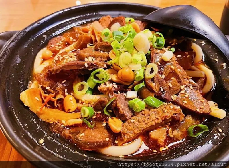 [台北中式]板橋區新埔站「川蜀麻辣食堂」不輸知名麻辣食堂的各式麻辣鍋/麻辣滷肉飯超級一絕/東西地道美味/附菜單