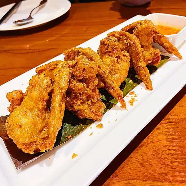 [台北泰式]大安區信義安和站「泰美」超泰又高cp的地道美味泰料/超厚實豪大大蝦餅/招牌雞翅也是一絕/附菜單