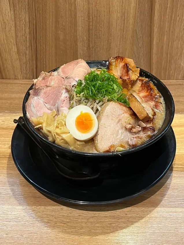 台北小巨蛋 「豚人拉麵復興店」 應該是好吃的但我運氣不好