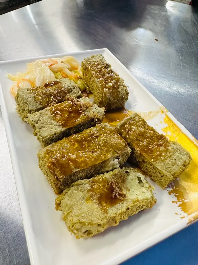 [宜蘭。礁溪] 舊路第一家蚵仔煎︱綠色的青草脆皮臭豆腐︱礁溪夜市